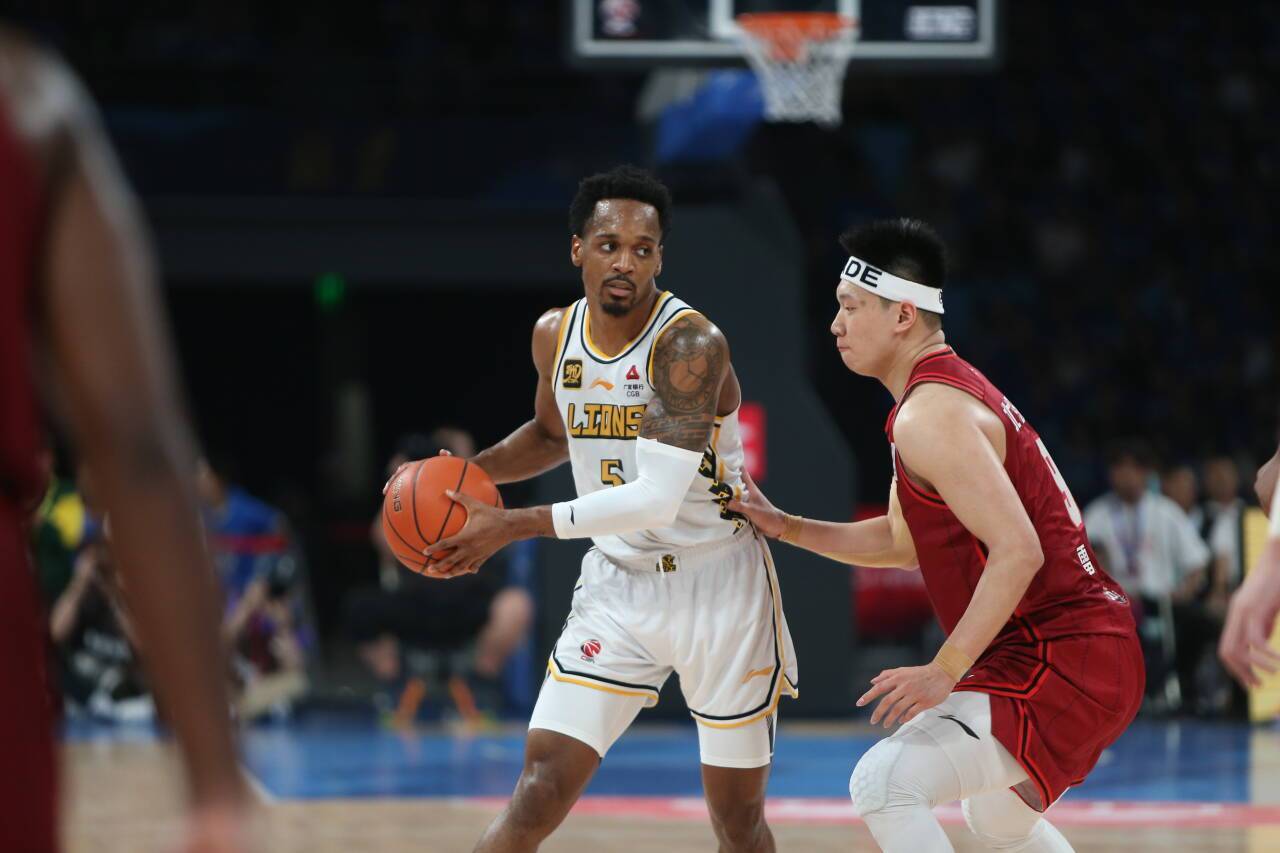  NBA常规赛战况：皇家马德里防线稳固，AC米兰进攻受阻，周琦成最佳